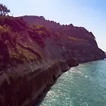 Bezolot Resort. بيت للعطل Karousádes
