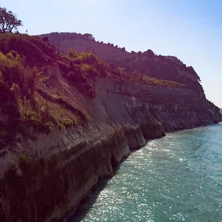 Bezolot Resort. Casa de Férias Karousádes