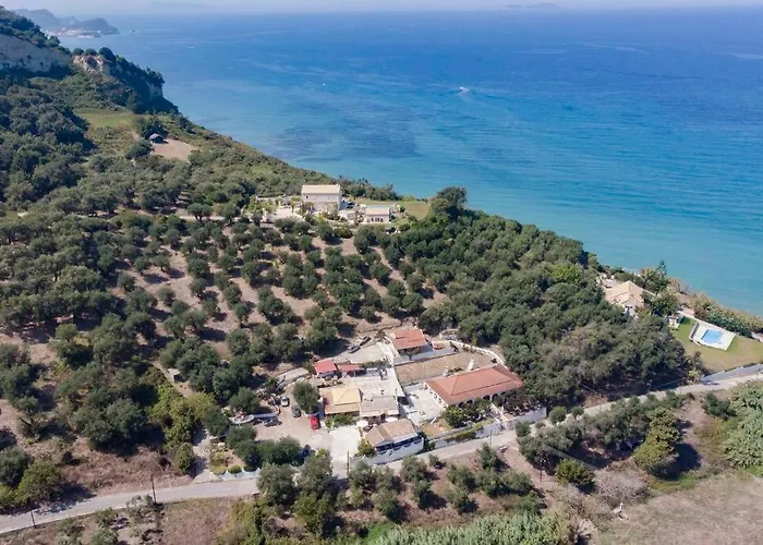 Bezolot Resort. Tatil Evi Karousádes