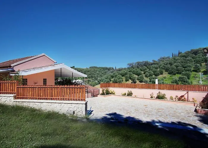 Bezolot Resort. Tatil Evi Karousádes